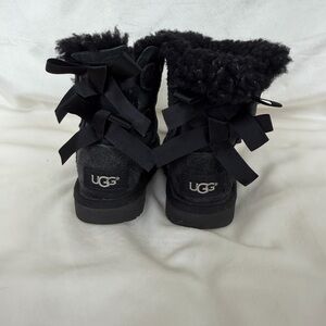 UGG Toddlers’ Mini Bailey Bow II Boots - color Black (size 6) (orig $140)